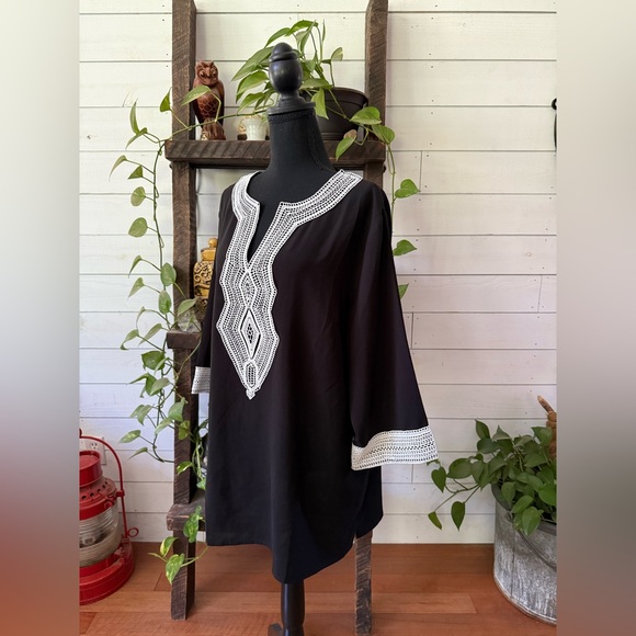 Black Tunic Shirt with White Lace Trim Detail - Picture 7 of 17